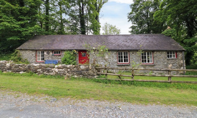 Llangeler Cottage | PENYRALLT FACH COTTAGE, character holiday cottage in Llandysul