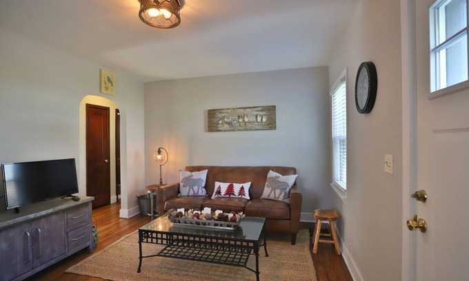 Peoria House | Peoria Heights Haven on the Trail- A Wooded Retreat Close to the Restaurants