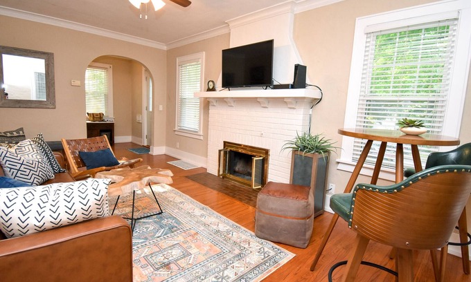 Peoria Heights House | Peoria Heights Petite Charmer- A Block From it All!