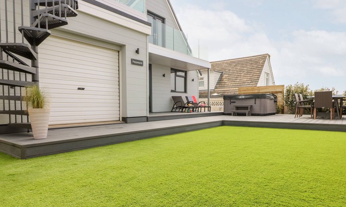 Trenance House | PEPPERPOTS, pet friendly, luxury holiday cottage in Mawgan Porth