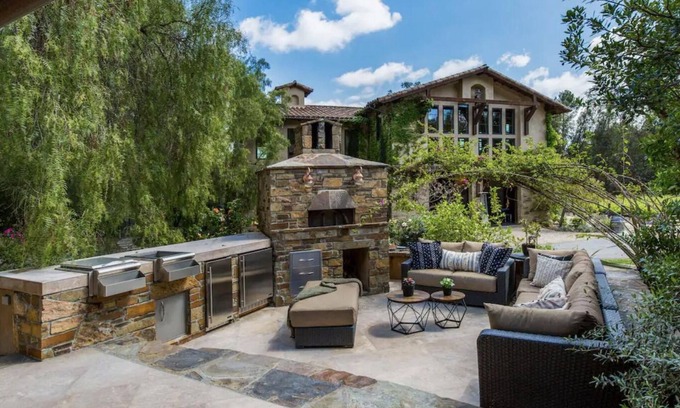 Cowan Heights House | Peppertree Canyon: 6BD 5.5BA Luxe Urban Winery
