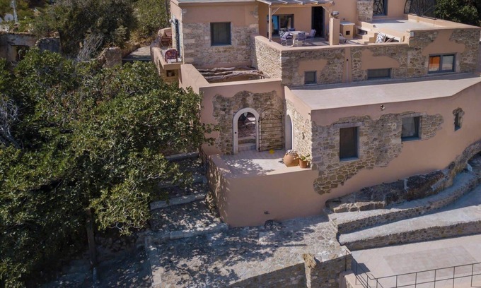 Sitia House | Pera Chorio - Dion: Artist's stone house with countryside views