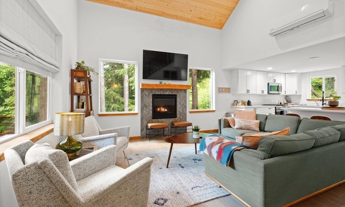 Paradise Estates Cabin | Perch - Serenity Nest Cabin w/Hot Tub & AC | Pet-Friendly