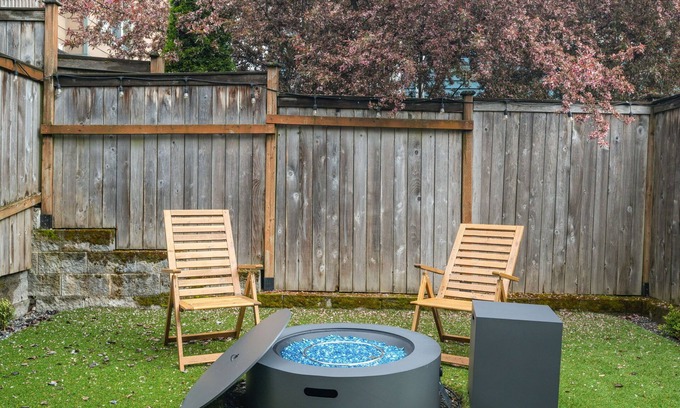 North Delridge House | Perch - Stylish & comfortable 2 BR townhouse w/an office, nestled in a serene neighborhood!