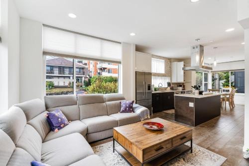 Lower Queen Anne House | Perch - Traveler's Gem