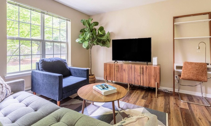 Five Oaks Apartment | Perfect 1BR Apartment in Beaverton w/ Pool + Gym