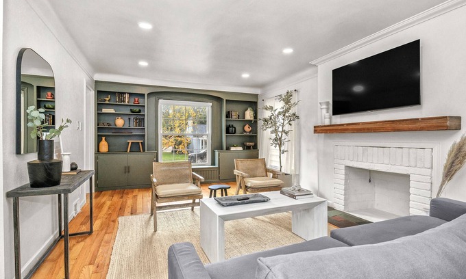 Dearborn House | Perfect 2 Bedroom Retreat | The River Home