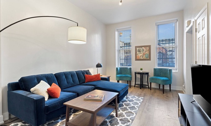 Lower West Side Apartment | Perfect 2BD/1BA FREE Garage Parking/Laundry in Pilsen. Minutes to downtown.