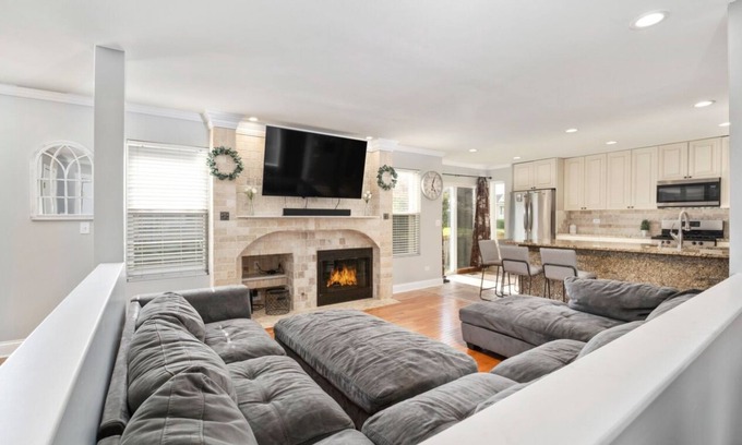 Romeoville House | Perfect 3-bedroom home in welcoming Romeoville with WiFi, AC