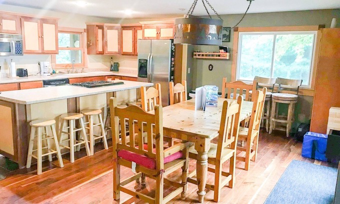 Luck Cabin | PERFECT & AFFORDABLE FAMILY REUNION PARADISE!