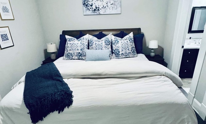 Summerhill Apartment | Perfect apartment right in the heart of Grant Park! Walk to the park, Zoo & more