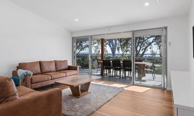 Budgewoi House | Perfect Beachhouse Lakes Surf at your Feet