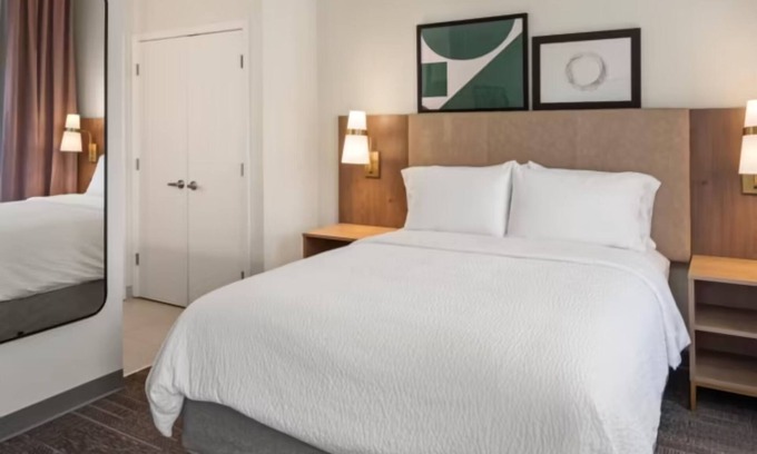 West Bloomington House | Perfect Business Traveler Room with Complimentary Breakfast