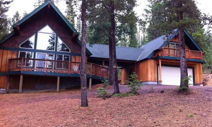 Crescent House | Perfect Cabin Retreat near Crater, Crescent, & Odell Lakes