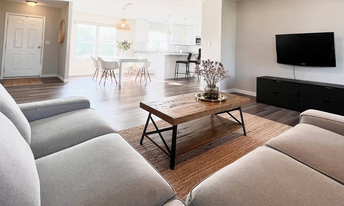 Clear Lake House | Perfect Country Getaway close to Lake & City