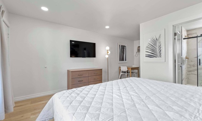 Ocean Drive Apartment | *Perfect Couples Escape*|King Bed|Steps From Beach