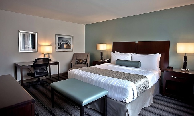 Downtown Chicago Hotel | Perfect Destination! Onsite Bar and Restaurant, Close to Shedd Aquarium