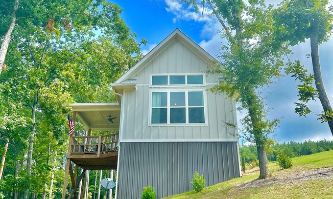 Cedar Bluff House | Perfect Escape to "Stilts". Lake, Pool, Hottub, kayaks, and countless fun!