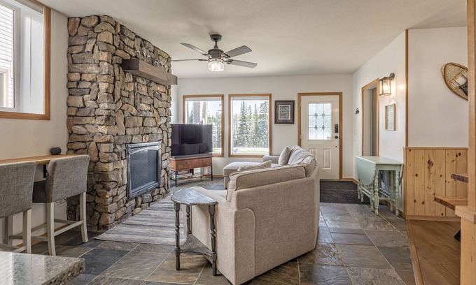 Silver Star Mountain Apartment | Perfect Family Suite, close to the village, ski storage, hot tub and pefriendly!