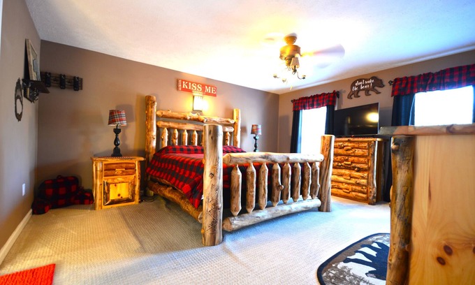 Mount Pocahontas House | Perfect Fall Getaway! Fire pit, corn hole, shuffleboard, & pet friendly