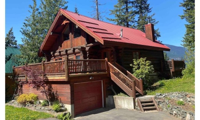 Central Kootenay Cabin | PERFECT FAMILY GETAWAY CABIN SLEEPS 12 WITH PRIVATE BEACH ON KOOTENAY LAKE
