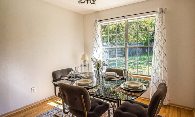 River Oaks House | Perfect Family Getaway-Mins to Will Rogers Coliseum & Stockyards - Quiet Neighborhood - Free Parking