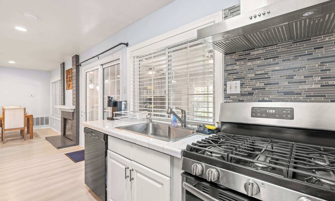 Ontario House | Perfect Family Getaway w Garden Near ONT Airport