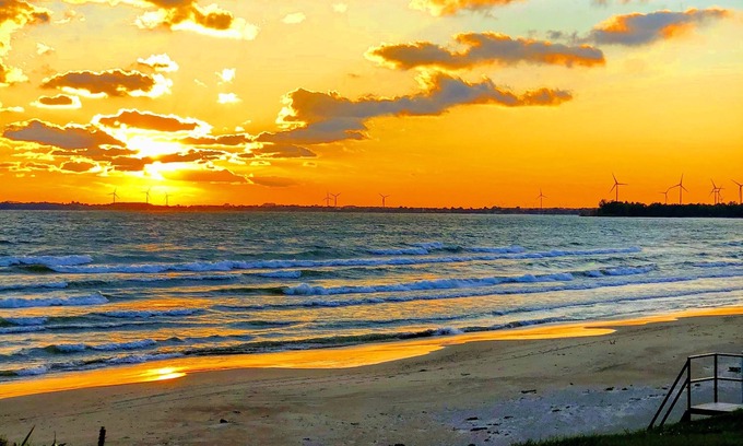 Wainfleet Cottage | Perfect Family Lake Erie Beach House with Private Sandy Beach & Amazing Sunsets