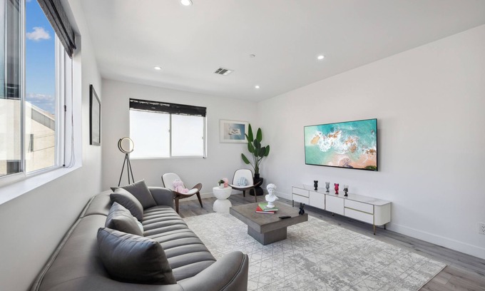 Melrose House | Perfect Family Getaway in Hollywood w/3bdr townhouse with Parking
