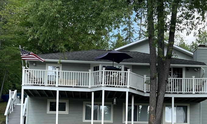 Hale House | Perfect Family Vacation Spot on Lake includes 24-foot pontoon & Acorn Stairlift