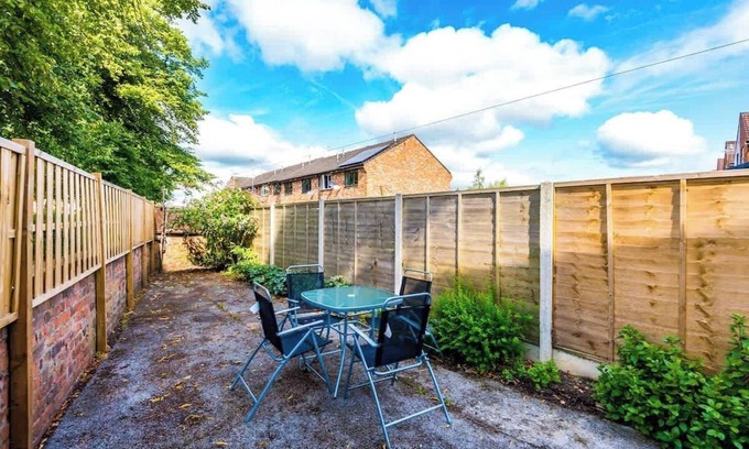 Crewe House | Perfect for business & large groups, sleeps 8!