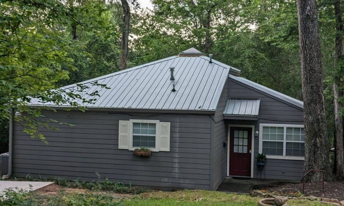 Tomball House | Perfect for Business Professionals