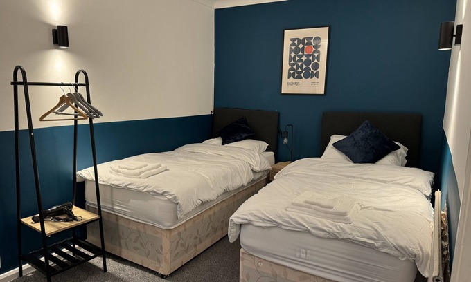 Wolverhampton House | Perfect for Contractors & Families * Long Term Discounts * Free Parking