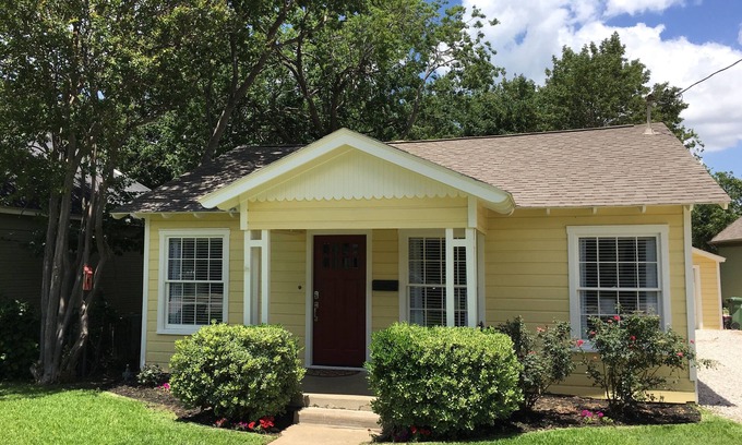 Grapevine House | Perfect for Corporate, Business or Personal Rental - 30 Day Minimum Rental