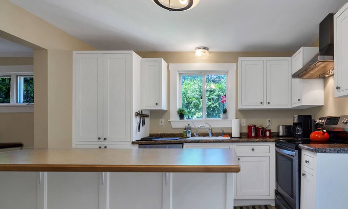 Acton House | Perfect for Dogs, Entire House Surrounded by Trees