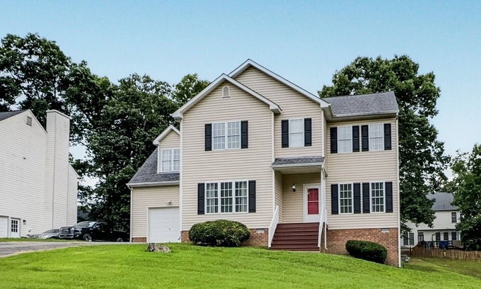 Chester House | Perfect for Extended Stays! Pets Welcome!