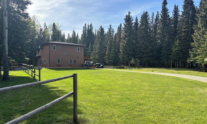 Hinton House | Perfect for families and large groups. 45 minutes drive to Jasper.