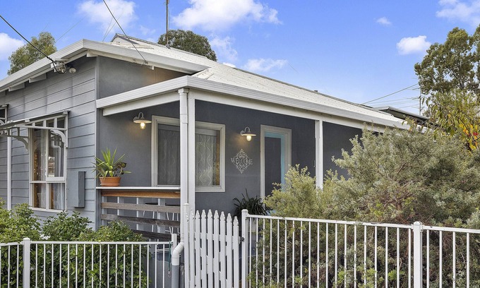 Clare House | Perfect for families, couples, business & pet friendly!