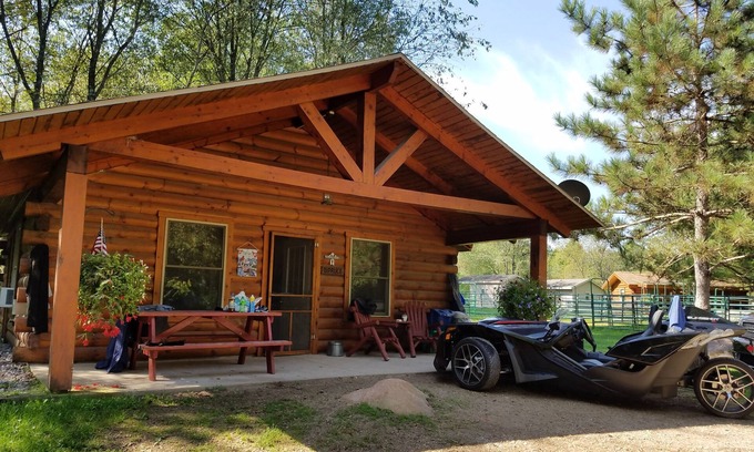 Mountain Cabin | Perfect for Families & Friends, Pet Friendly, Horse Theme, Log Cabin, Fireplace