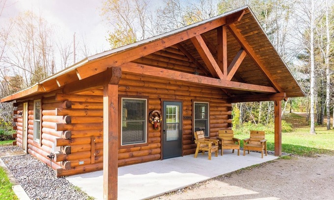 Mountain Cabin | Perfect for Families & Friends, Pet Friendly, Horse Theme, Log Cabin, Fireplace