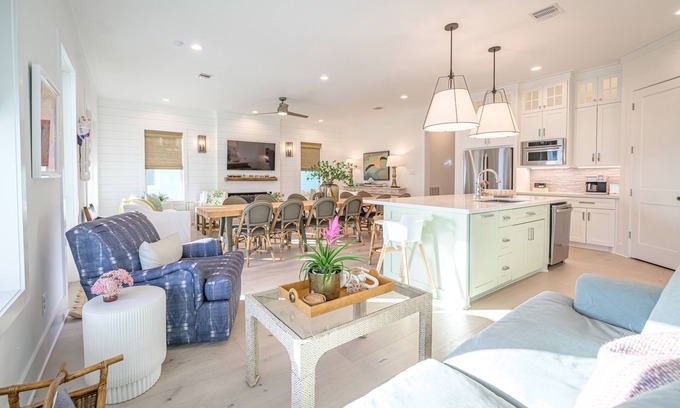Beachside Village House | Perfect for Families & Groups/Sleeps 14/Large Table Seats 14/+ Full Amenities
