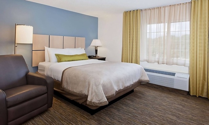 Southfield Hotel | Perfect for Family & Friends! 4 Spacious Rooms w/Living Room & Full-Kitchen!