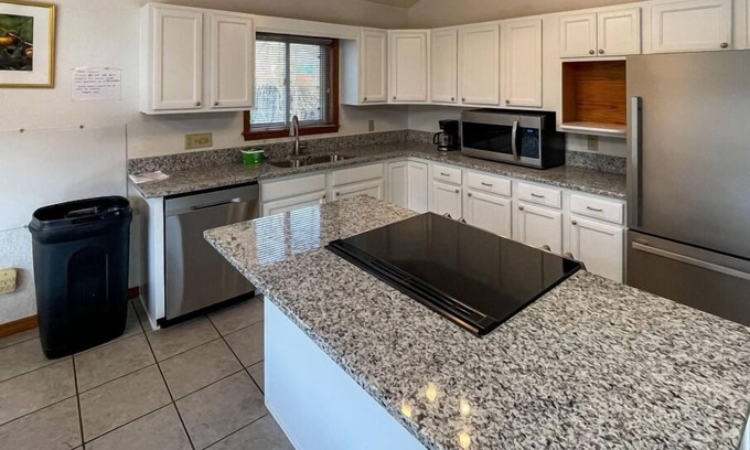 Lakeview House | Perfect For Family Getaway Trip!Rustic Cabins with Modern Amenities on the Lake!