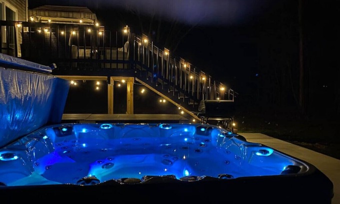 South Haven House | Perfect for Family Vacation Hot Tub Private Back Yard Fire Pit 7BR Game Room