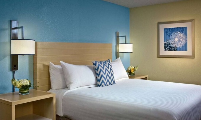 Houston House | Perfect for Groups! 3 Spacious Units, Pool, Free Breakfast and Parking!