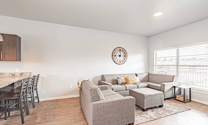 Rexburg Apartment | Perfect for Groups Full Kitchen Gym & Free Parking