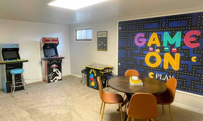 South Perry District House | Perfect for groups-Theater & Arcade close to dwtn!