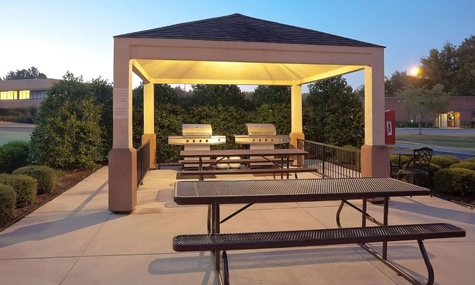 Libertyville Hotel | Perfect for Groups! 4 Cozy Hotel Suites with Kitchens! Pet-Friendly