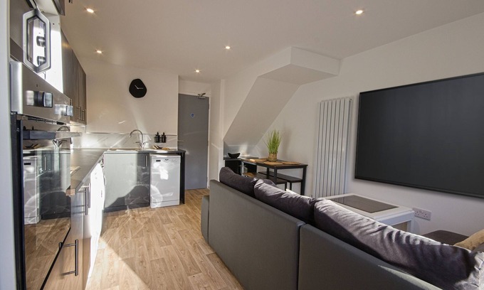 Luton House | Perfect for Hospital staff/Contractors/Relocators