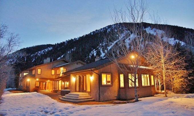 Sun Valley House | Perfect For Large Families - 2 Kitchens, 3 Living Rooms, Game Room, Outdoor Hot Tub